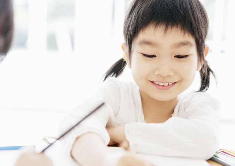 家里有老人帮忙照看小孩,老人房间气味大,系统自动通风换气并可定时